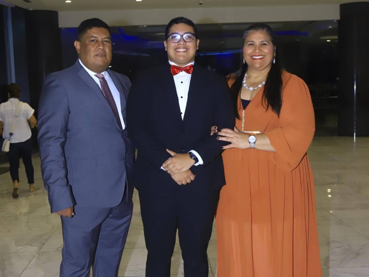 Seniors 2025 de la Seran School celebran en su fiesta de graduación