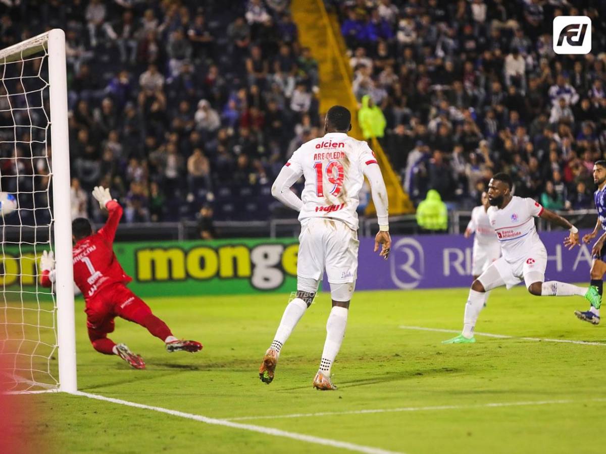 Olimpia celebra, pero recibe duro golpe, infiltrado en Costa Rica y enojo del DT de Cartaginés