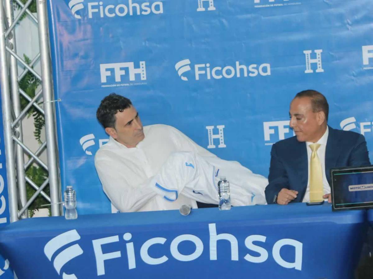 Francisco Molina y el incómodo momento en presentación con Honduras: ¿quién lo acompaña?