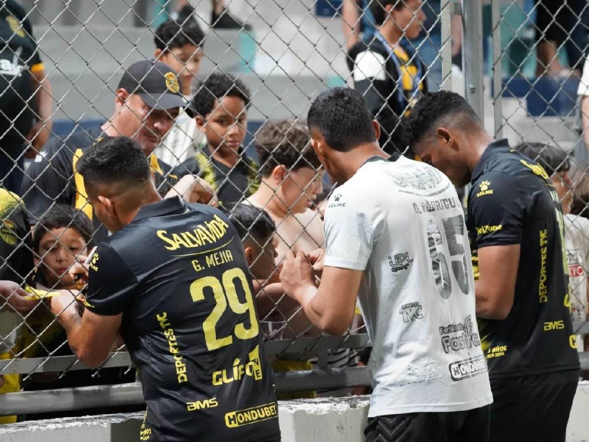 Alegría del Real España, chicas, susto con jugador y gesto de Jeaustin