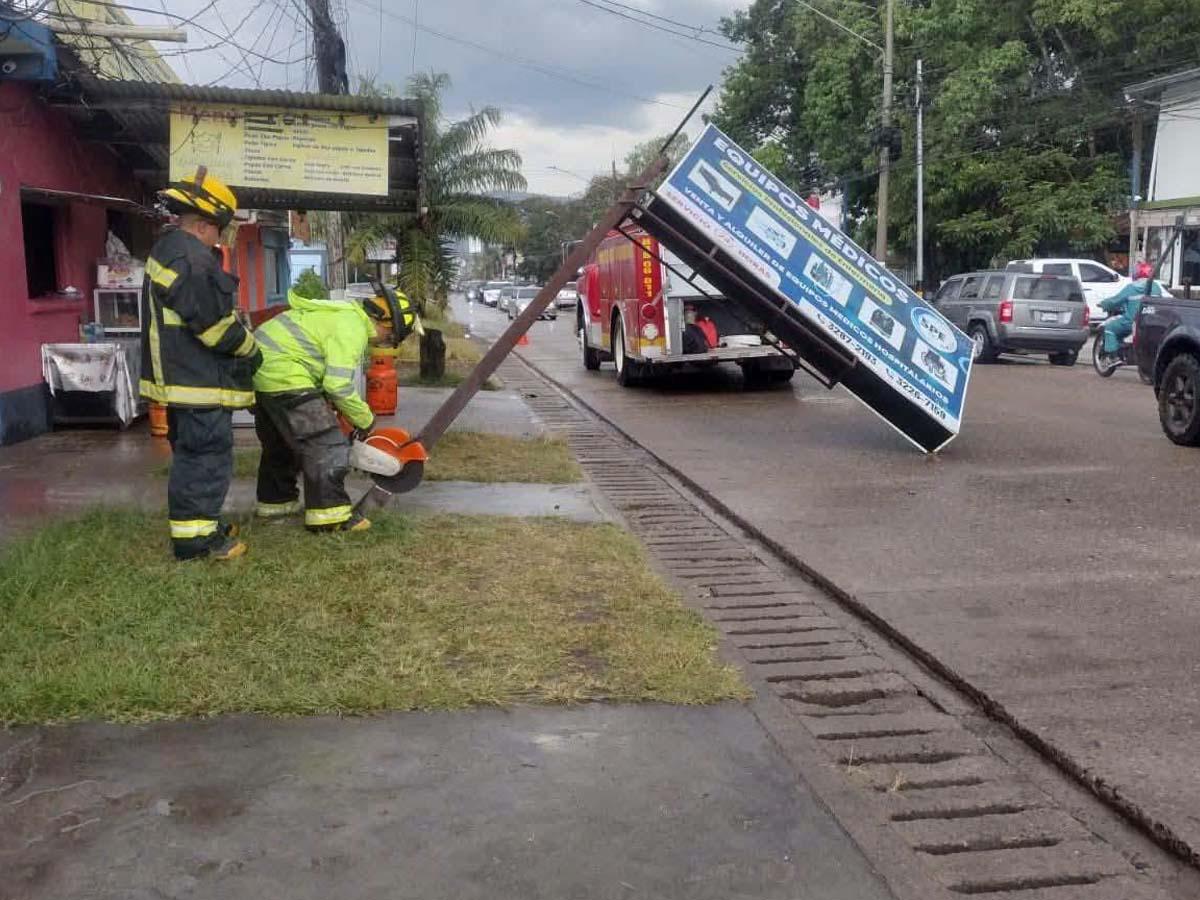 Lluvias azotan Siguatepeque y provocan caída de valla de restaurante