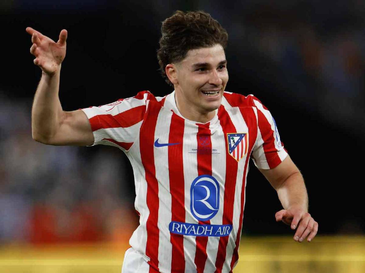 Barcelona quiere agitar el mercado: increíble oferta a Julián y revelan su postura