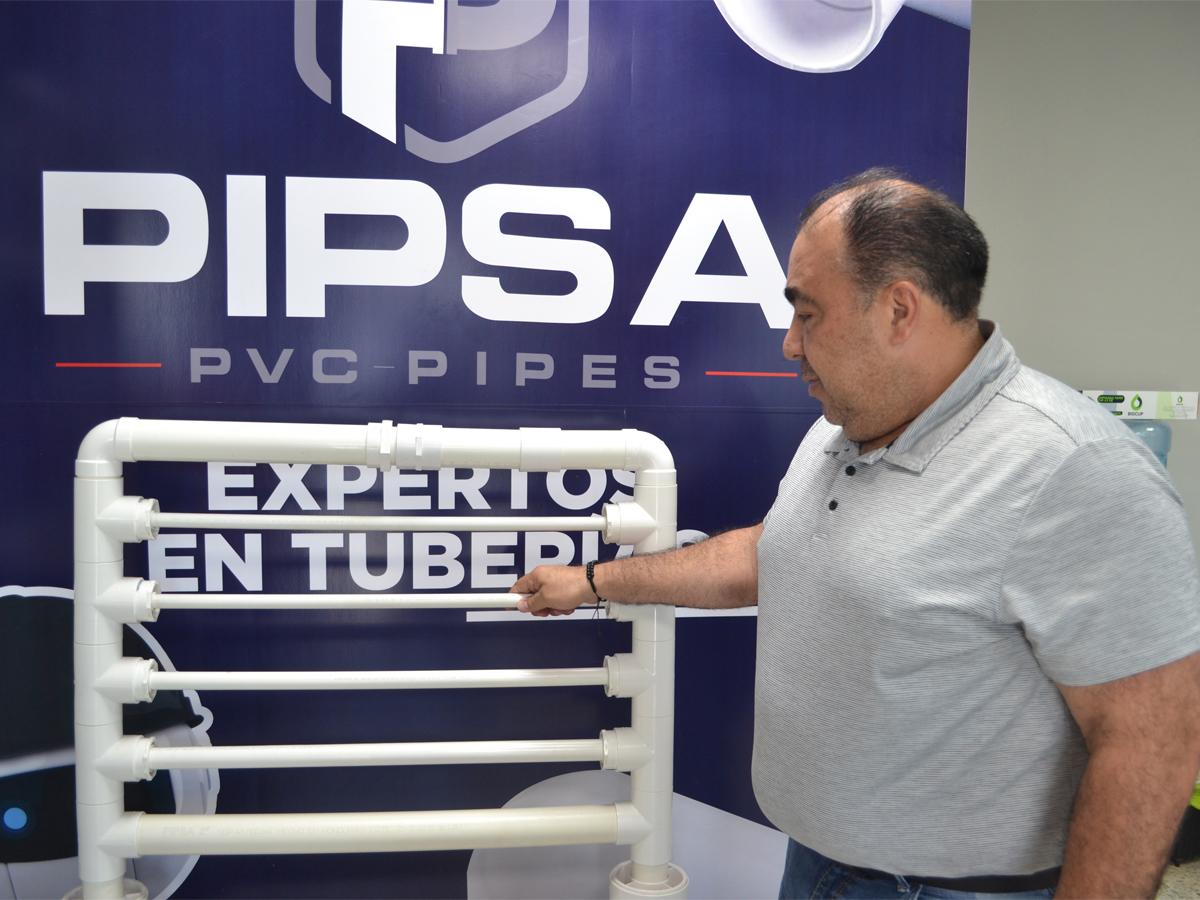 El representante de Ventas de PIPSA, Roger Alemán, explica la variedad de soluciones que la empresa ofrece a la industria de la construcción en Honduras.