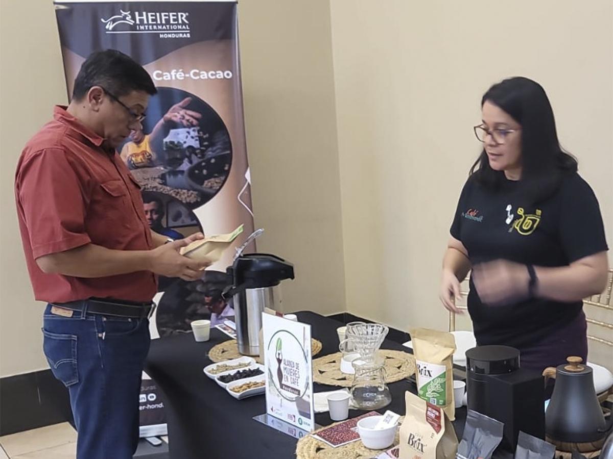 Durante el lanzamiento del programa “Promesa Café-Cacao” se realizaron diferentes degustaciones de café y cacao.