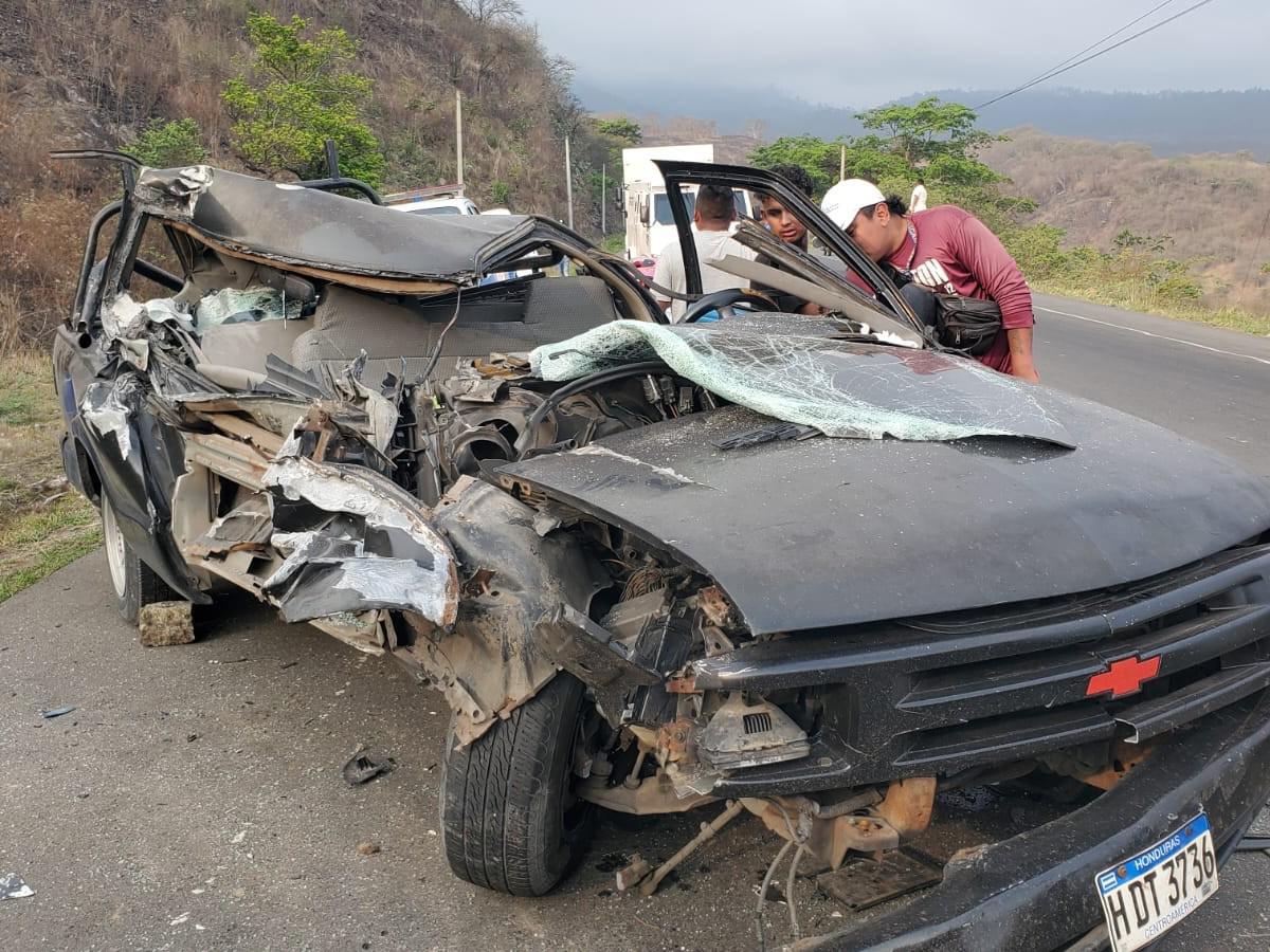 Dos muertos deja colisión entre pick-up y microbús en carretera a Olancho