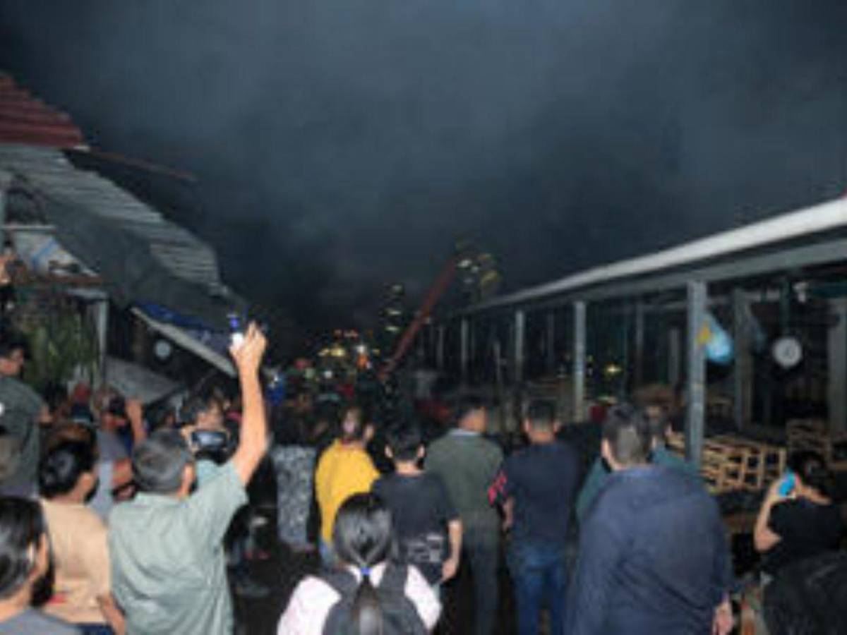 Las fotos más impactantes del incendio en el mercado Medina