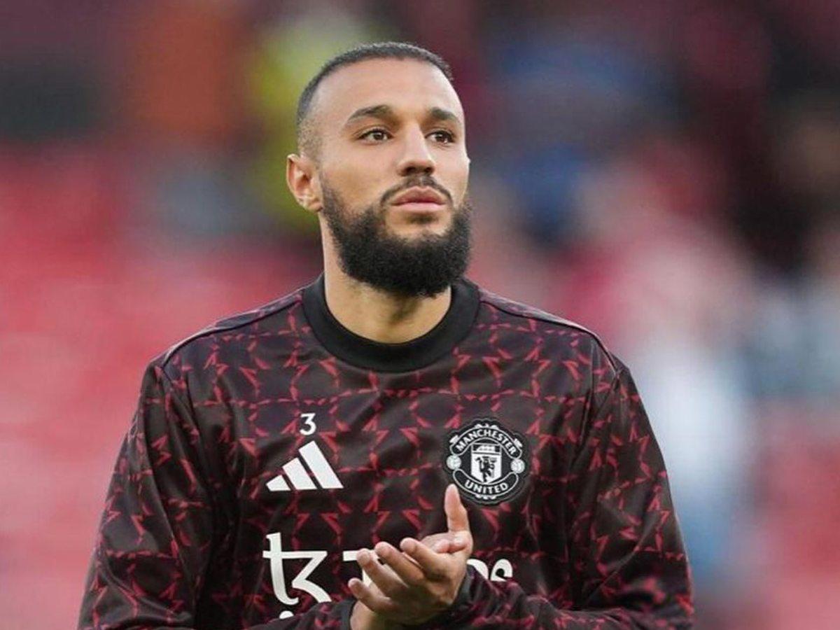 Noussair Mazraoui es lateral derecho del Manchester United.