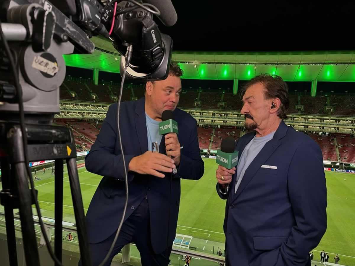 David Faitelson junto a Ricardo La Volpe en una transmisión de partido para TUDN.