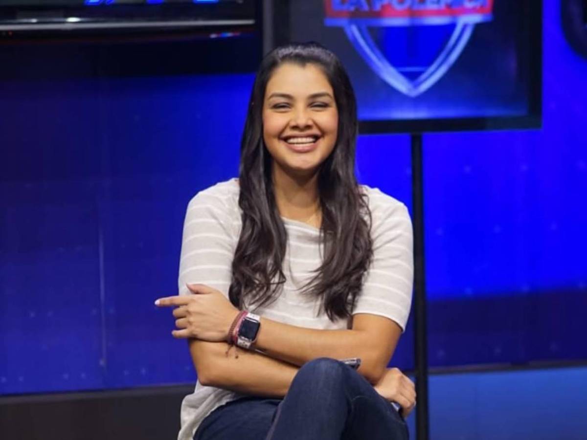 Periodista deportiva se retira, abandona el país y se casa con otra chica en México