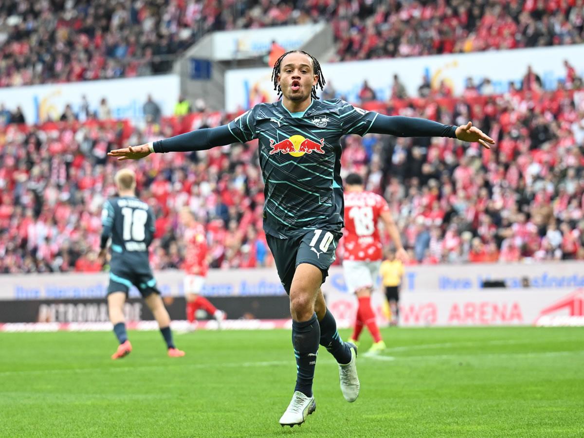 Xavi Simons abrió el marcador para el triunfo del RB Leipzig.