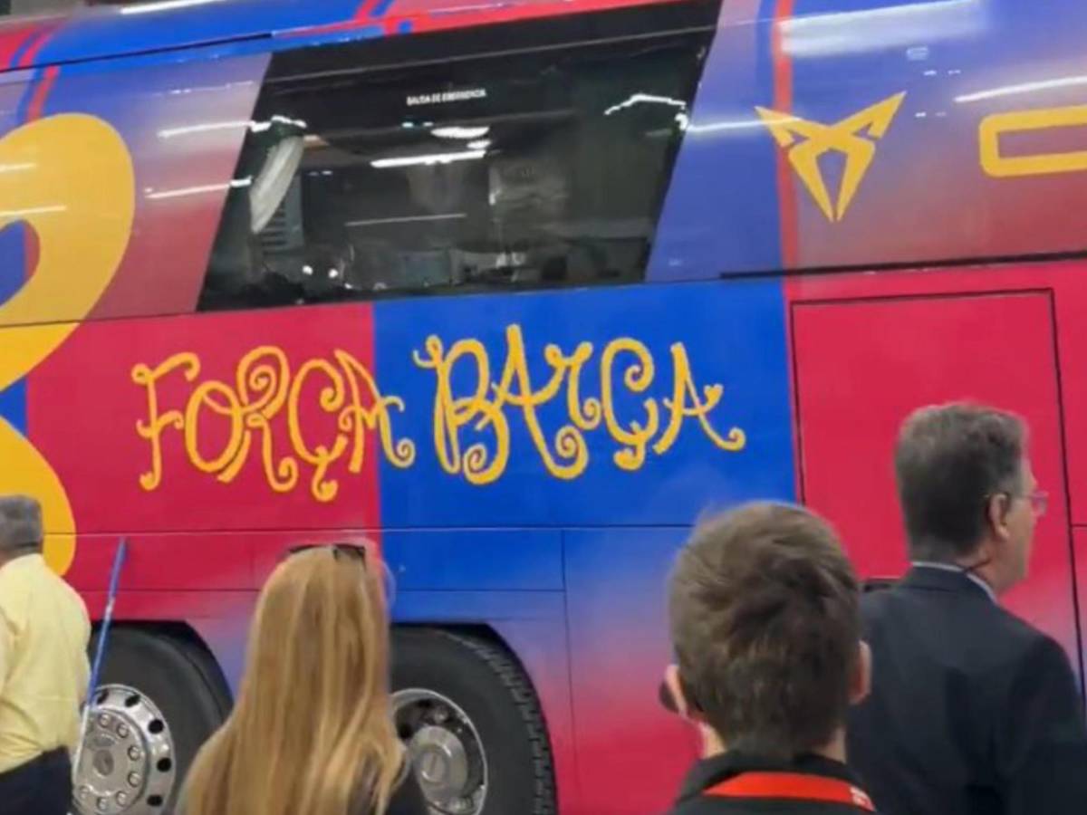 ¿Por qué aficionados del Barcelona apedrearon el bus de su equipo?