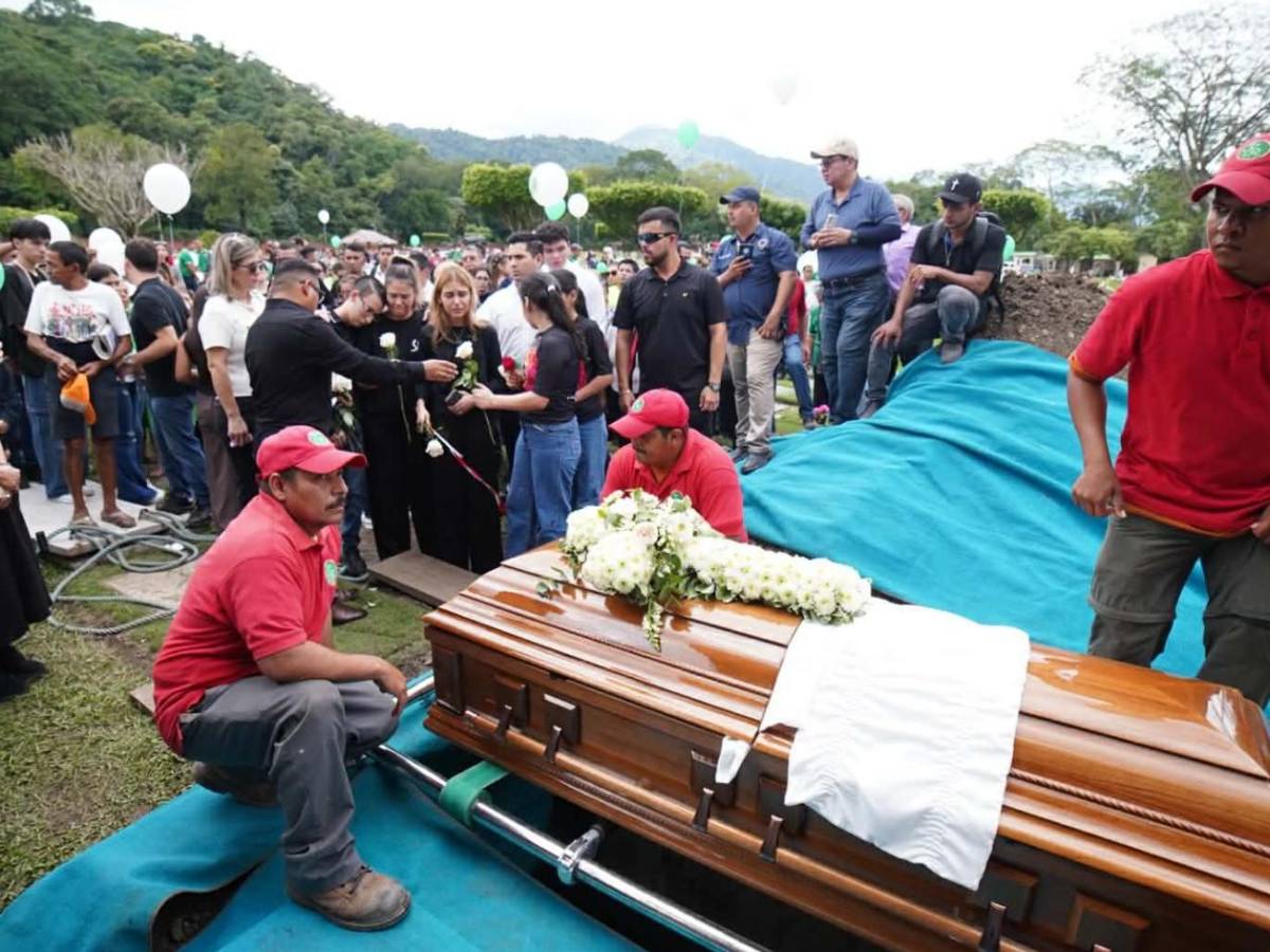 Consternación: Doña Estelina y familiares se quebrantaron en sepelio de Orinson Amaya