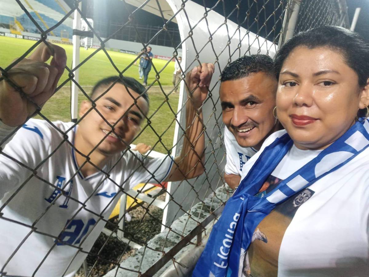 Isaac Castillo junto a sus padres en un encuentro de la selección Sub-20 de Honduras.