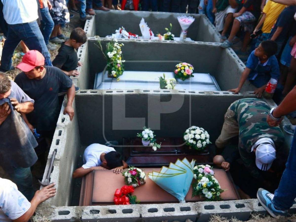Desgarrador adiós: Madre al borde del desmayo entierra a sus cinco hijos muertos en incendio
