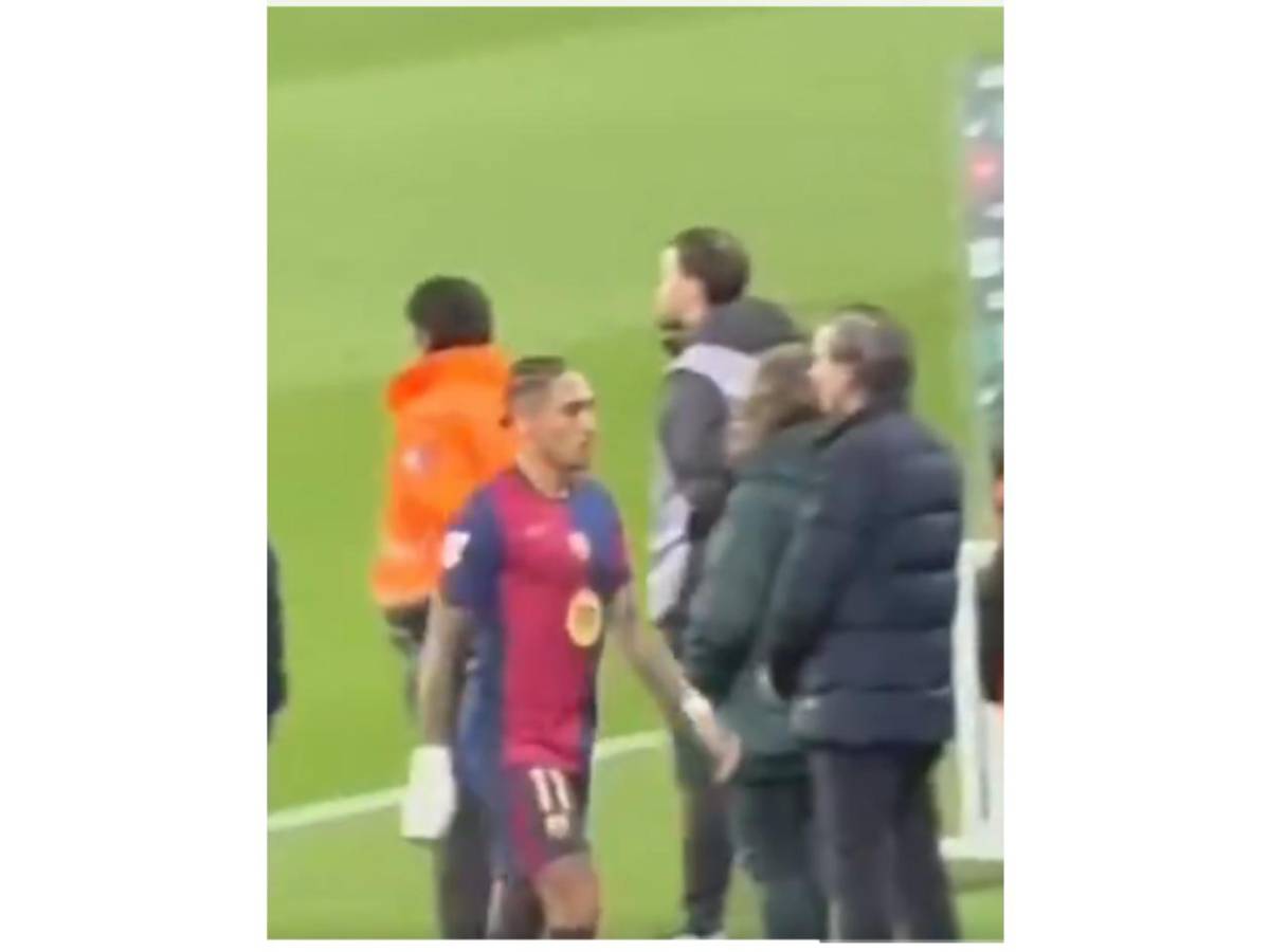 Raphinha pierde el control con el Barca y se lleva a Ter Stegen de encuentro