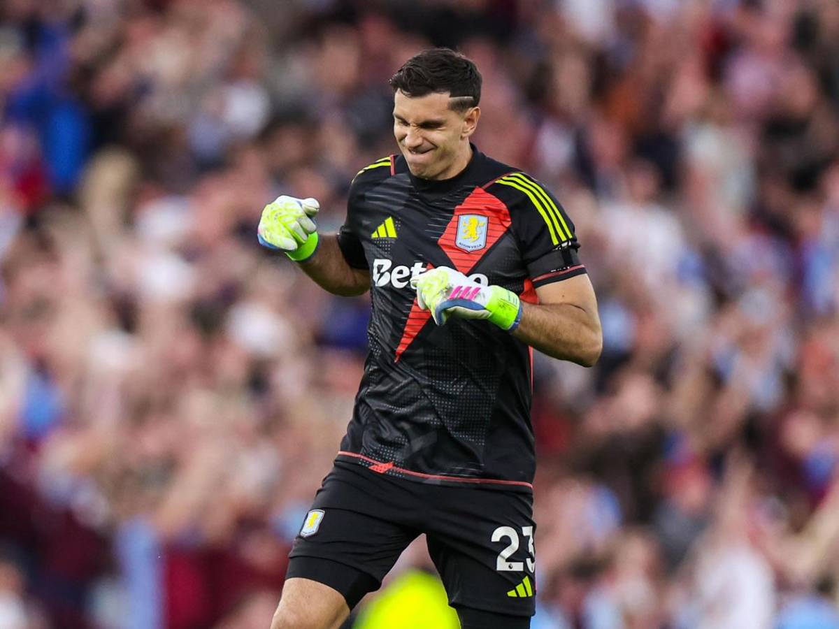 'Dibu' Martínez: los dos gigantes de Europa que pelean fichaje del portero argentino