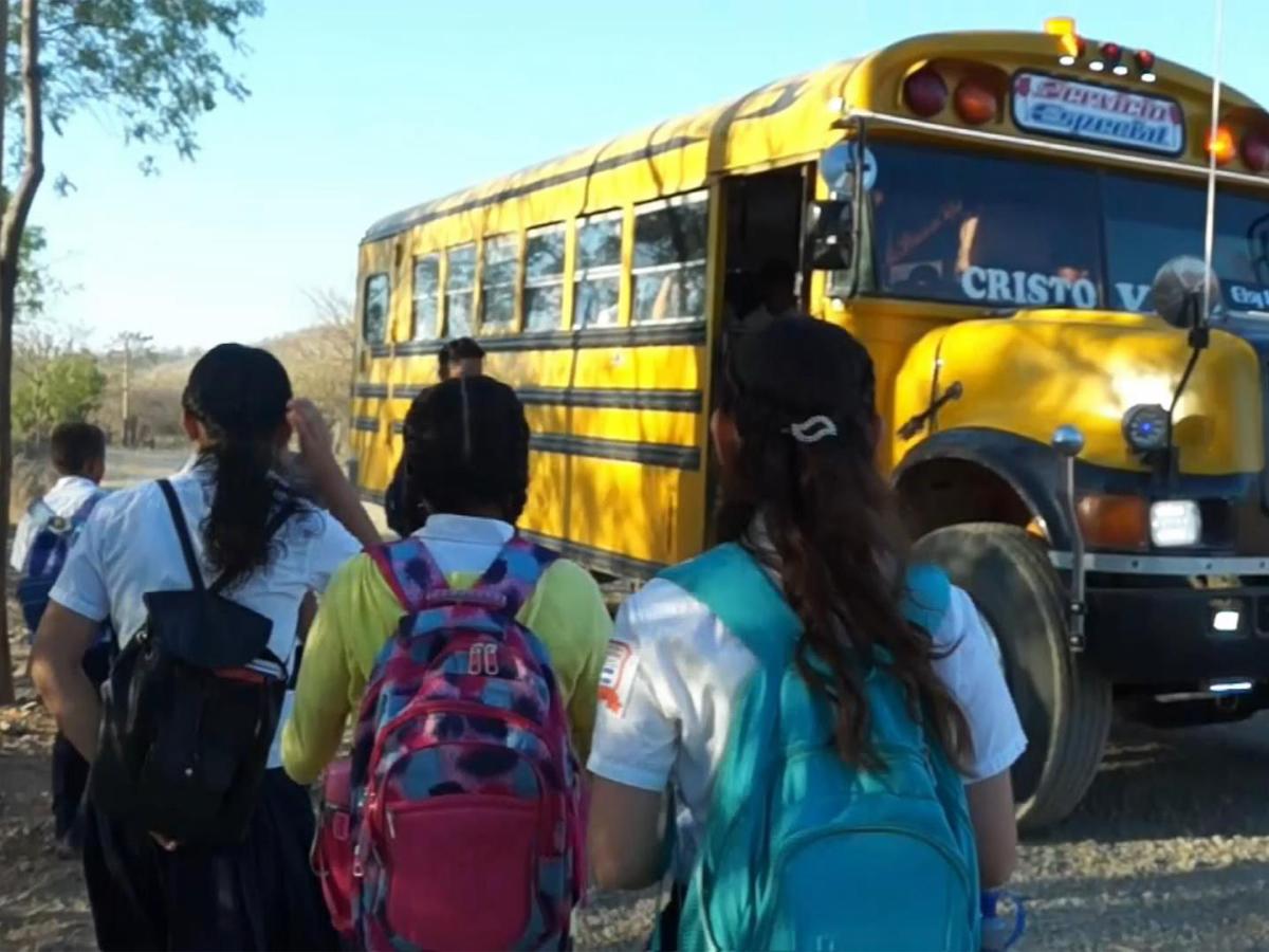Combaten deserción y ausentismo escolar en Choluteca con servicio de transporte