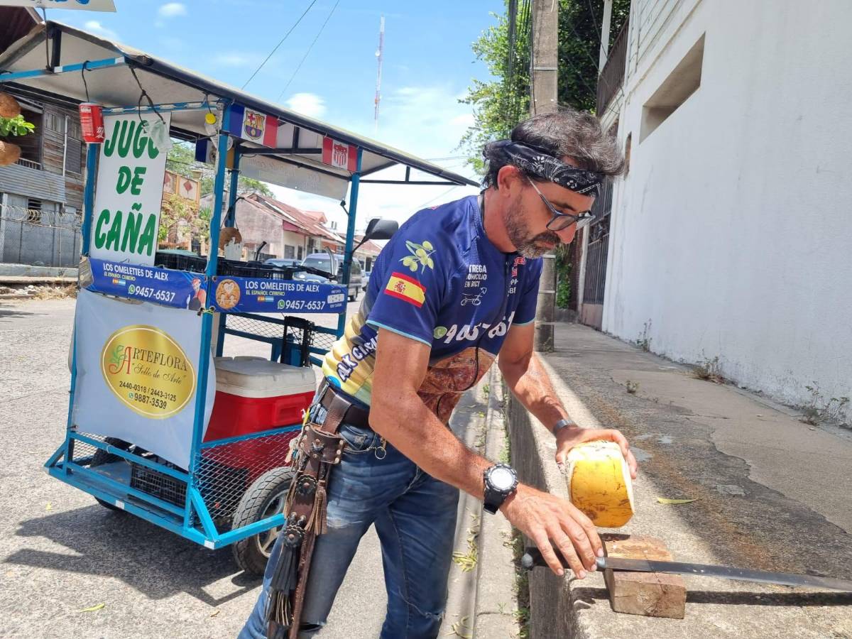 Español se enamoró de La Ceiba: ahora vende cocos, jugos y omelets