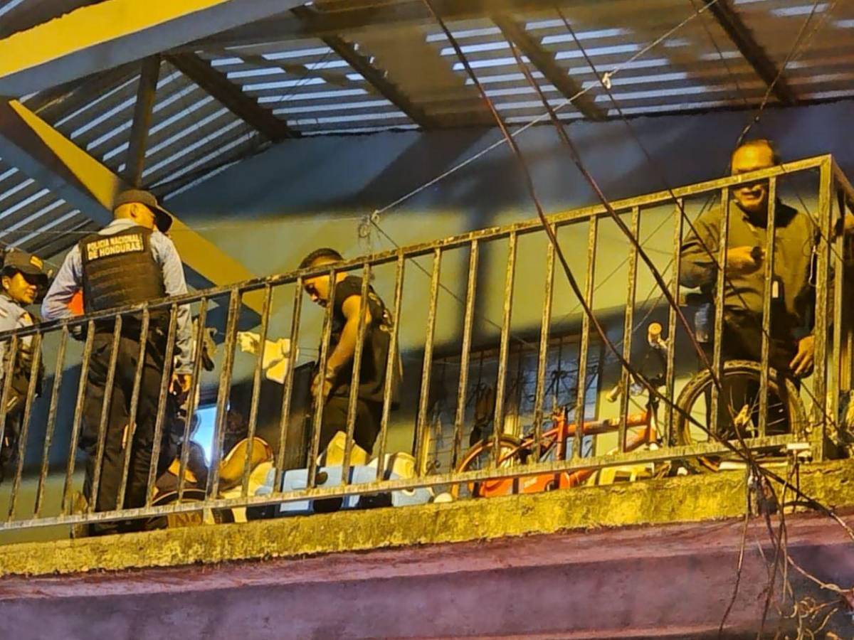 Identifican a pareja asesinada en La Ceiba; pandilla 18 dejó rótulo en la escena