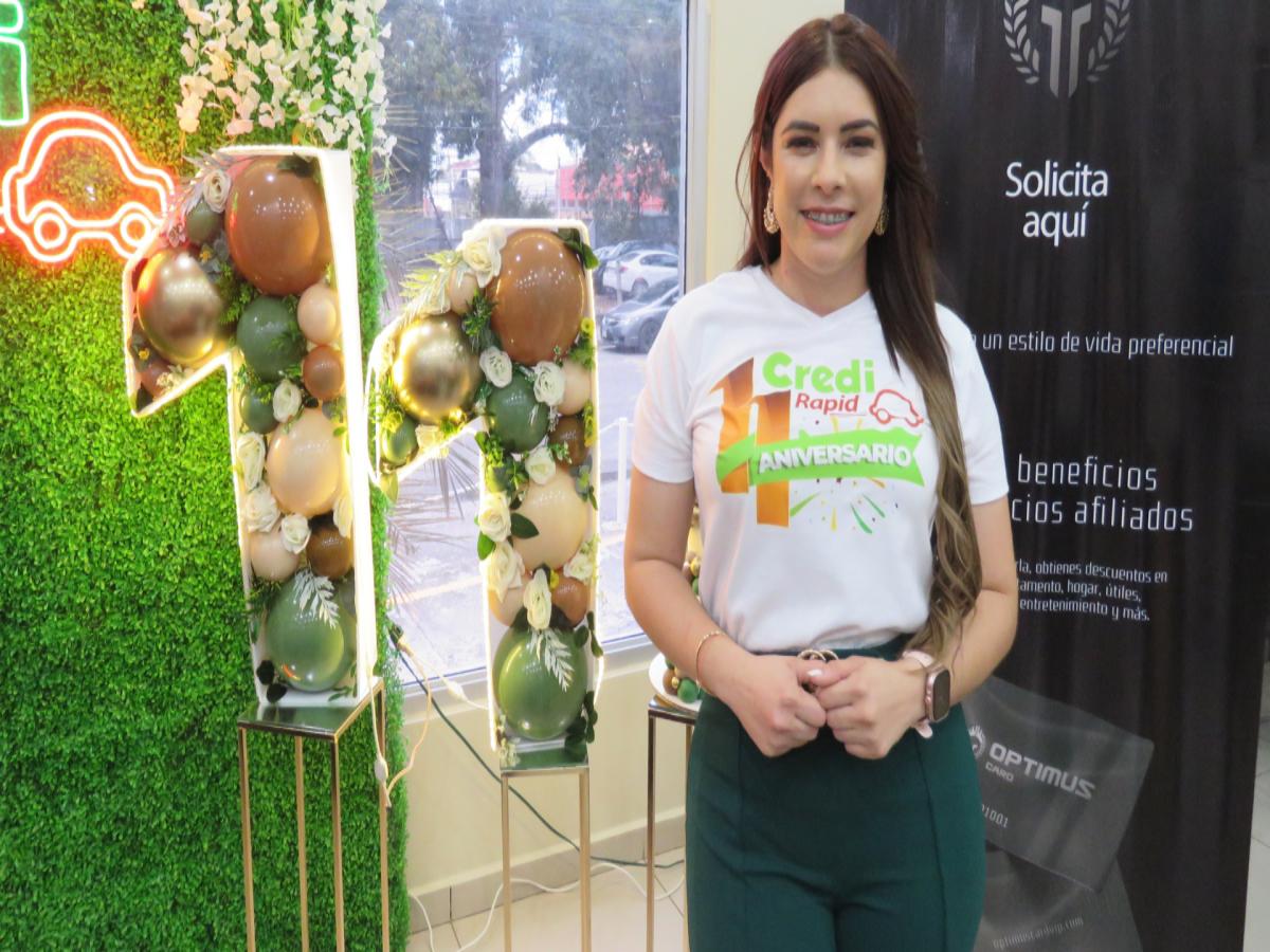 La bella Sofía Galo iluminó la celebración con su encanto, compartiendo con los clientes y el público invitado.