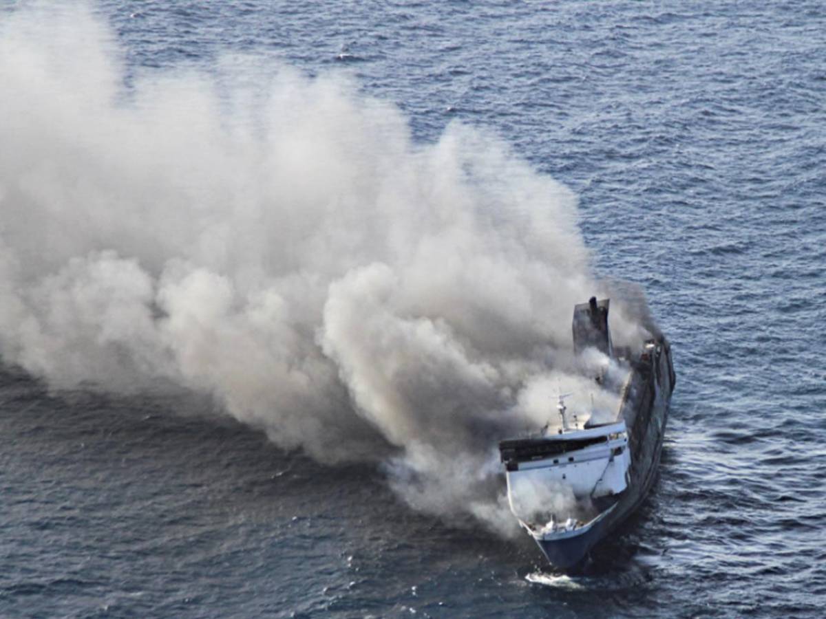 Terror en Indonesia: Pasajeros se lanzan al mar tras incendio en ferry; 5 muertos y varios desaparecidos