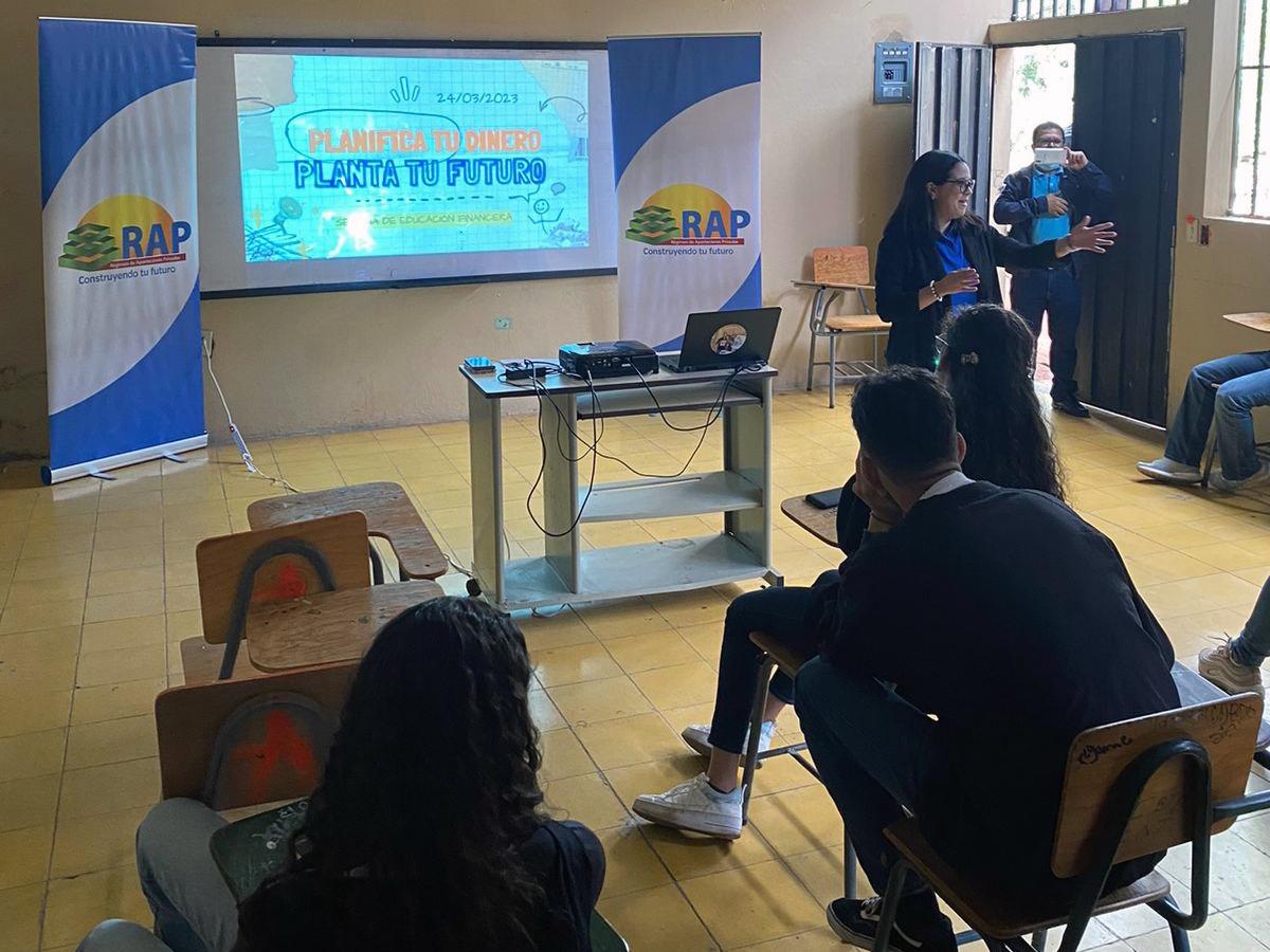 El RAP capacita permanentemente a sus colaboradores para fortalecer la cultura organizacional.