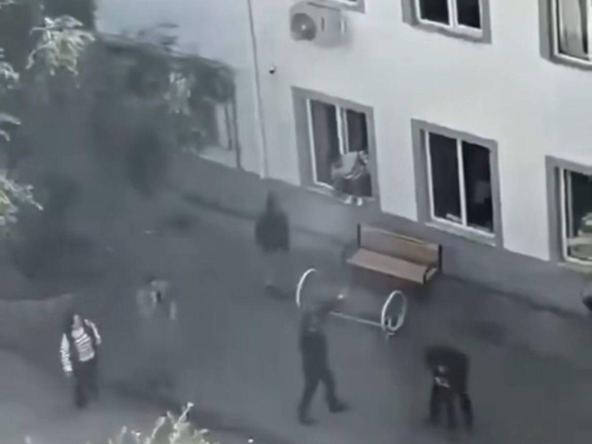 Suben a nueve los muertos en el tiroteo a manos de un alumno de 14 años