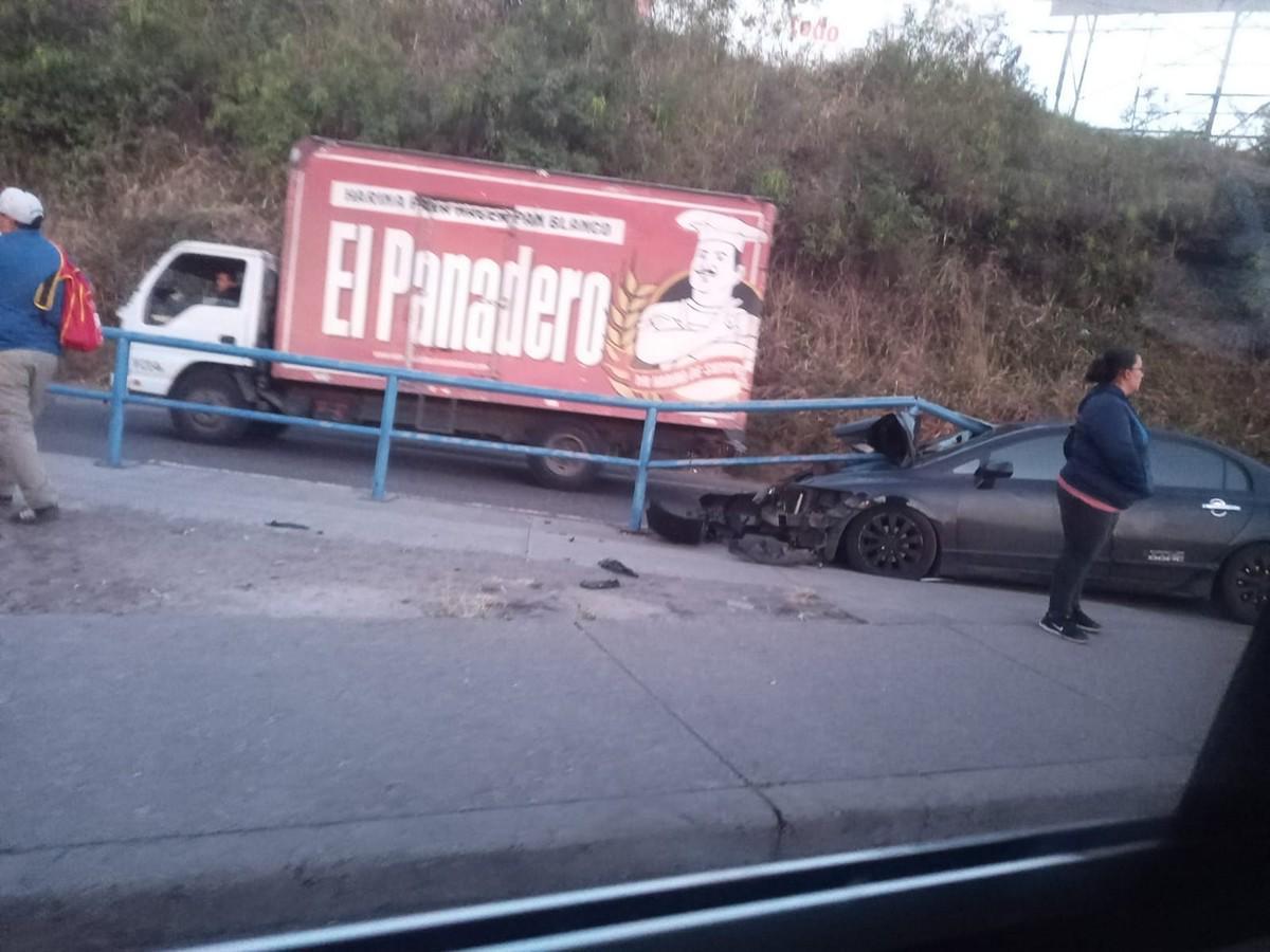 Salvados de milagro: turismo impacta contra barandal en Tegucigalpa