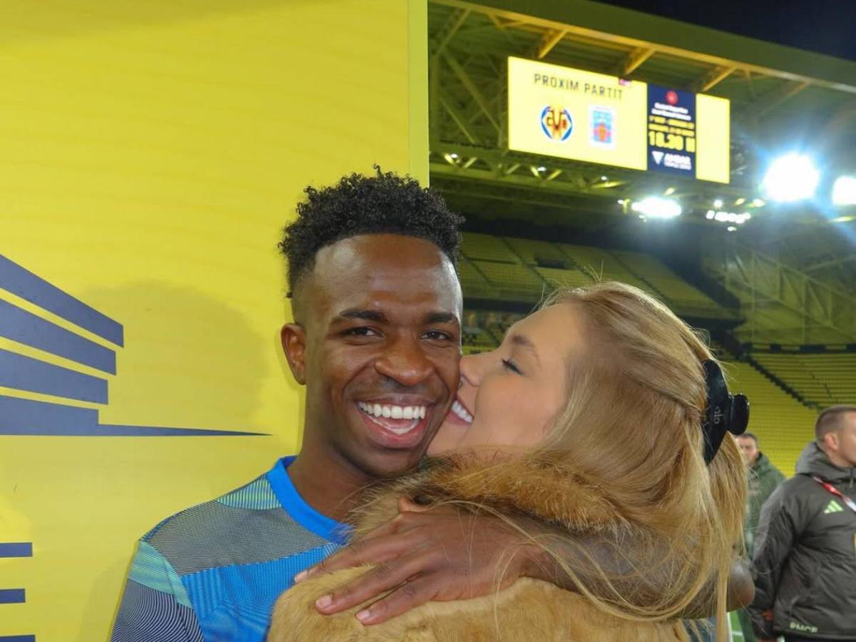 Novia de Vinícius sorprende con vestido picante y collar con su nombre