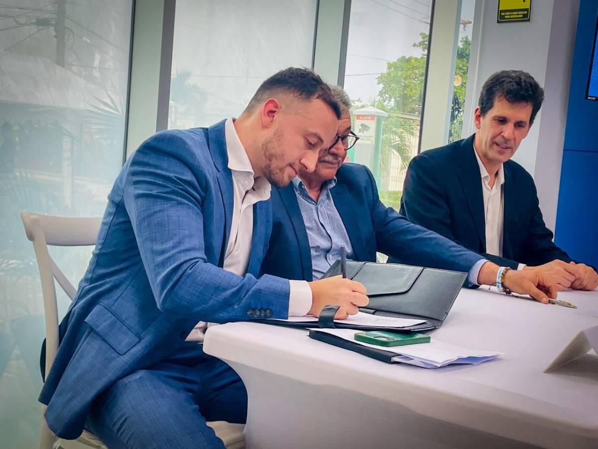 Aldrich Richter, Ramiro Tumbaco y Theodore Lorentzos durante la firma del convenio para instalar los motores de generación limpia.