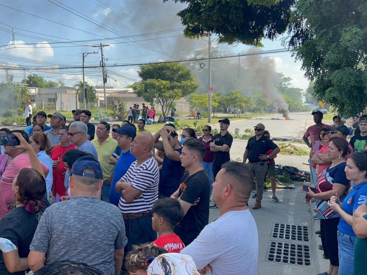 Vecinos de la Miguel Ángel entre el humo de la protesta y la inundación de las aguas negras
