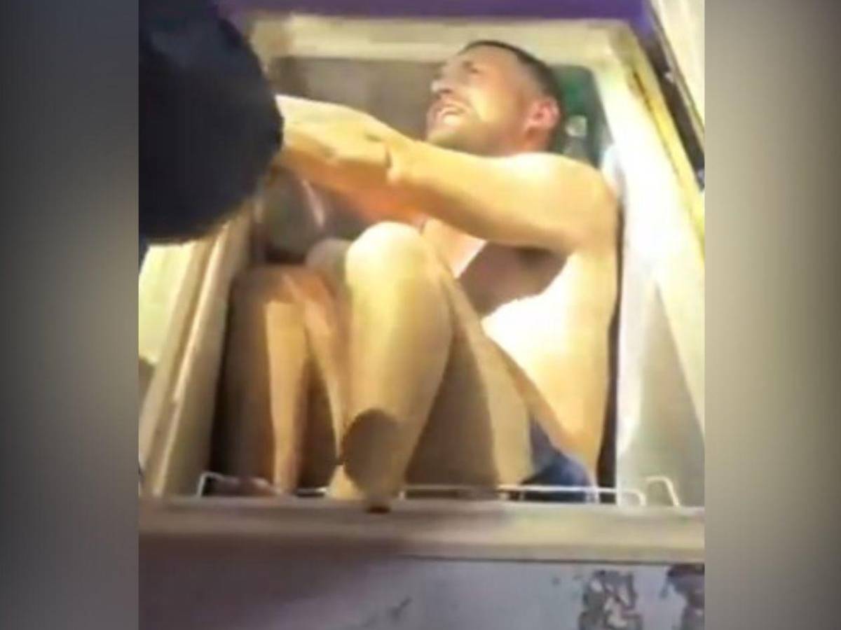 Ayúdeme, oficial: Policía encuentra a ladrón escondido en un congelador