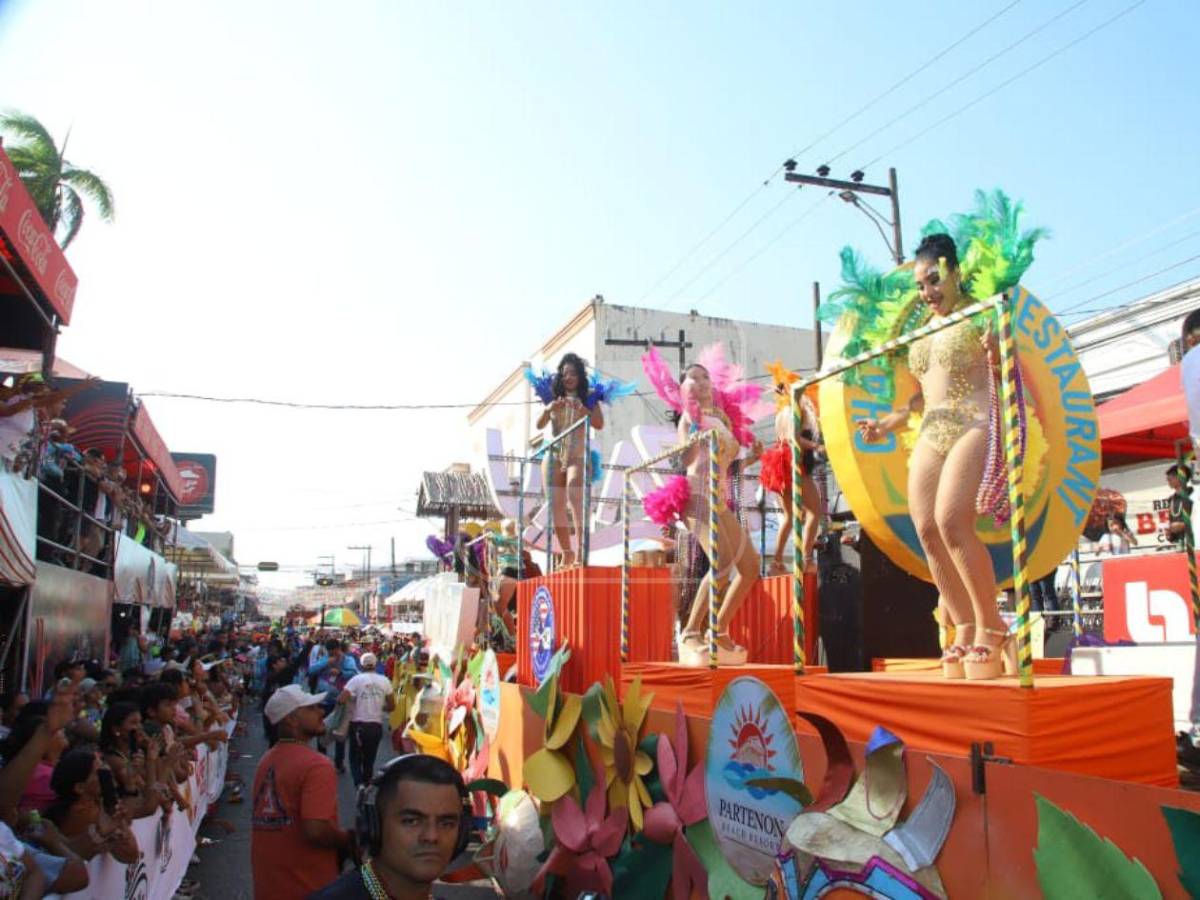 Carrozas, música y baile: así se vive el gran cierre de la Feria Isidra en La Ceiba