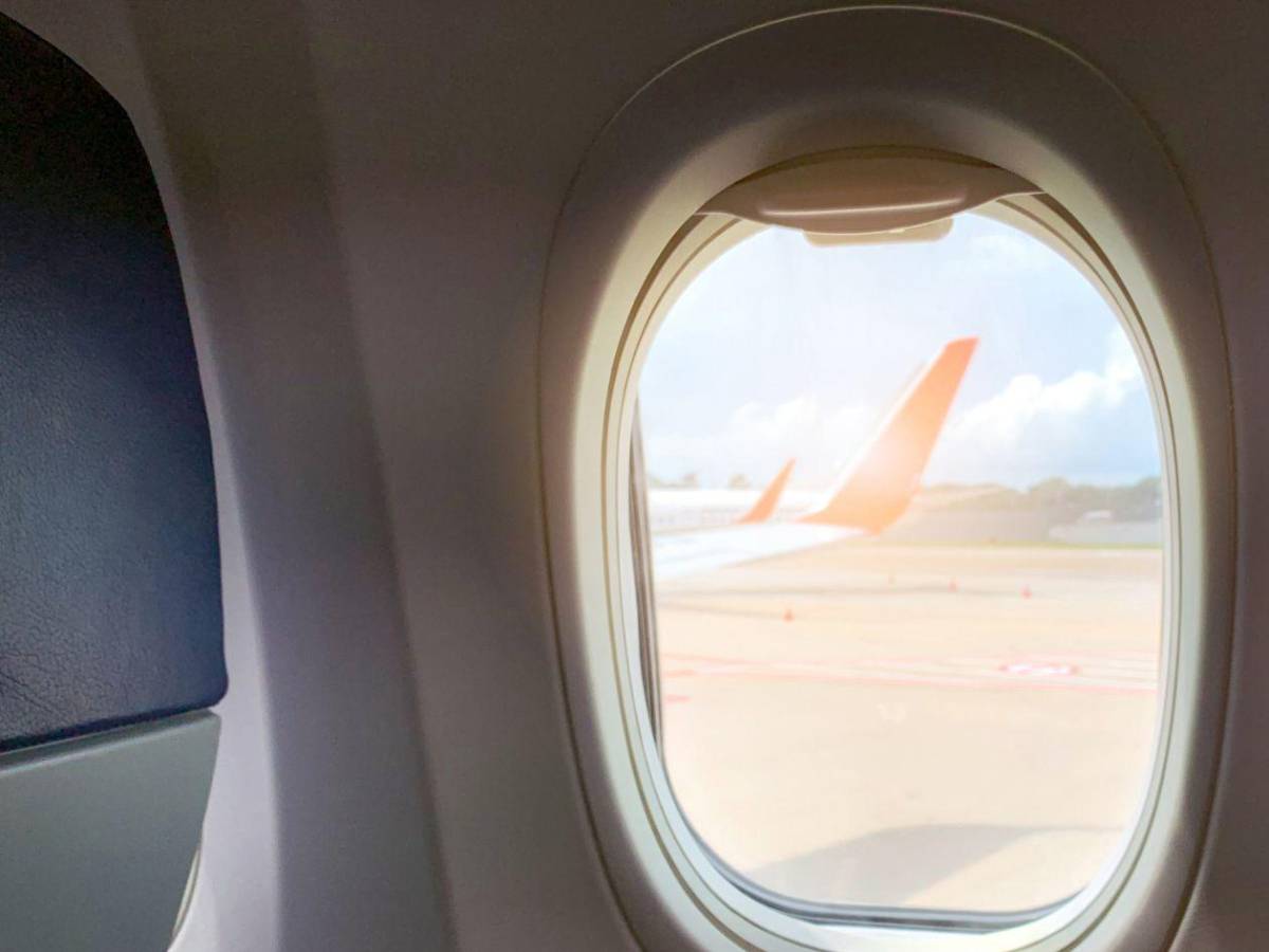 Entre tres personas lo jalábamos: mujer evitó que su esposo fuera succionado de un avión