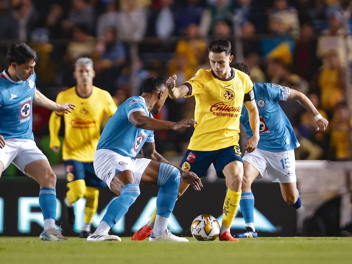 El español Álvaro Fidalgo conduce el balón ante varios jugadores del Cruz Azul.