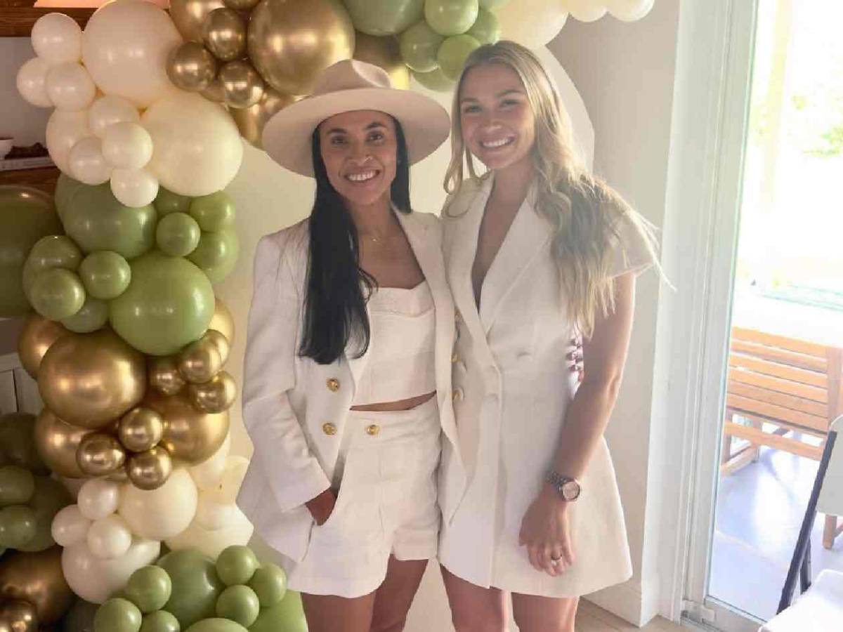 La mejor futbolista del mundo se casó con excompañera: su boda causa revuelo