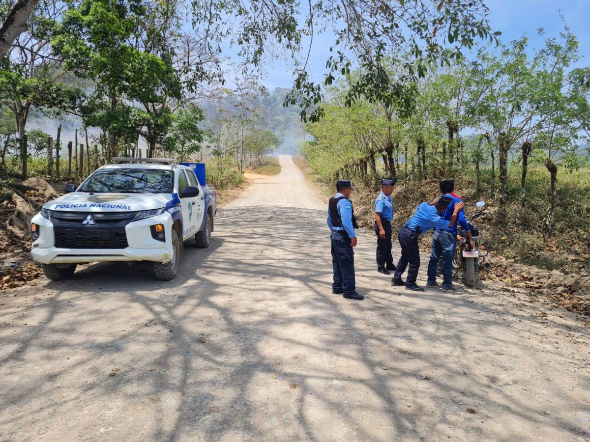 Policías de la UMEP 24 realizan revisiones a conductores en Copán.