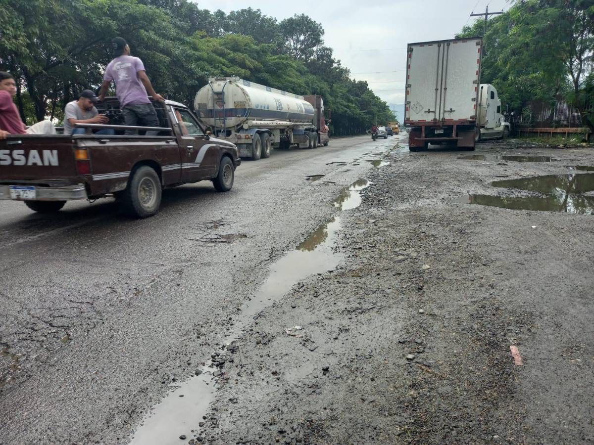 Con llantas y ramas alertan de baches en el segundo anillo de SPS