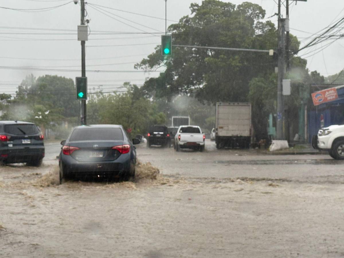 Carros varados y colonias anegadas; lluvias colapsan calles de SPS