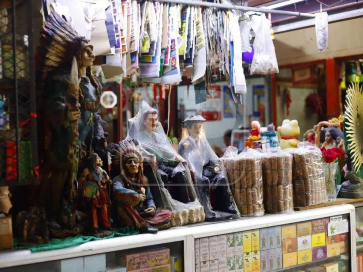 Velas, hierbas y santos: el colorido mundo de las botánicas del mercado El Rápido de SPS