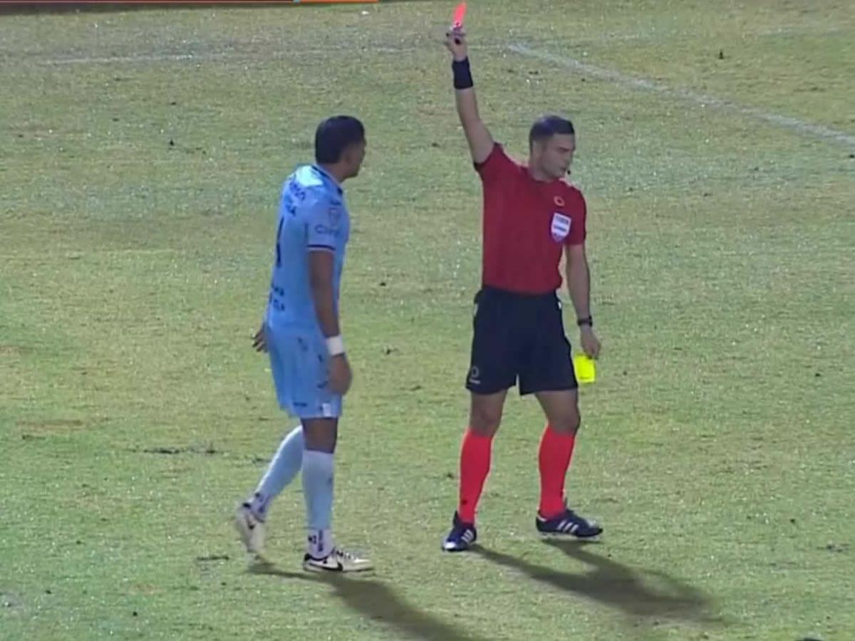 Luis Vega se fue expulsado por doble amarilla.