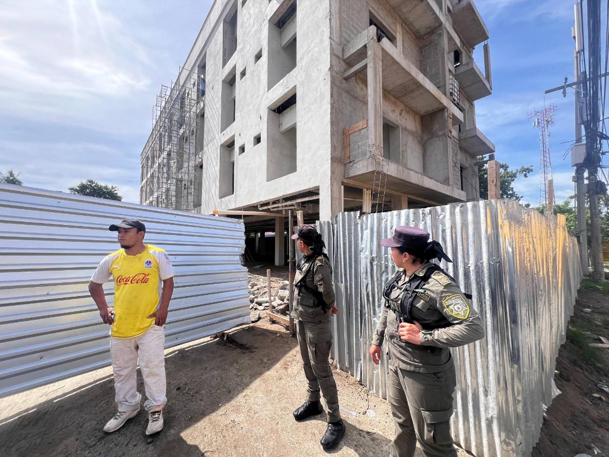 Dos policías municipales observan la obra que fue parada desde este viernes.