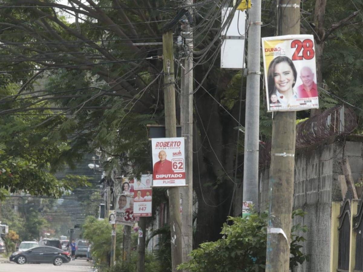 Estos políticos aún no retiran propaganda de las calles de San Pedro Sula