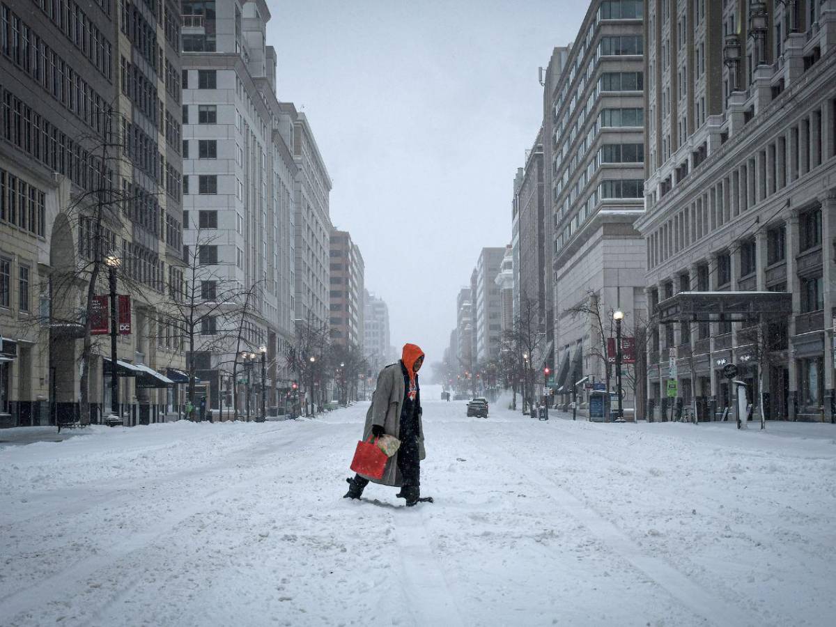 Histórica nevada en EE UU provoca caos y cancelación de miles de vuelos