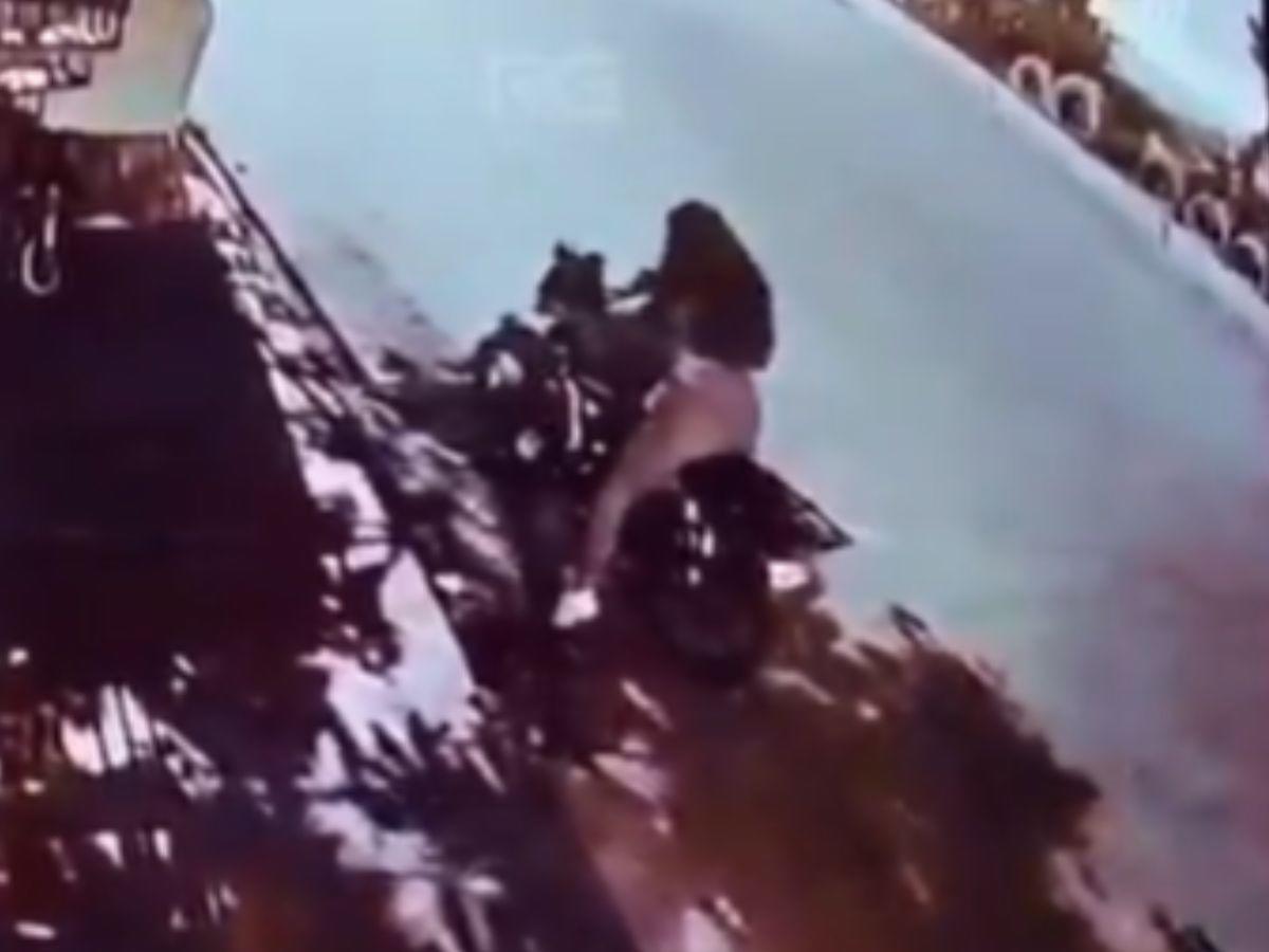 Acribillan a jovencita mientras tenía a su bebé en brazos