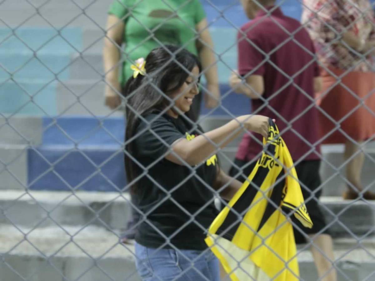 Real España de fiesta, dardo del 'Droopy' a Menjívar y bellas chicas en el Morazán