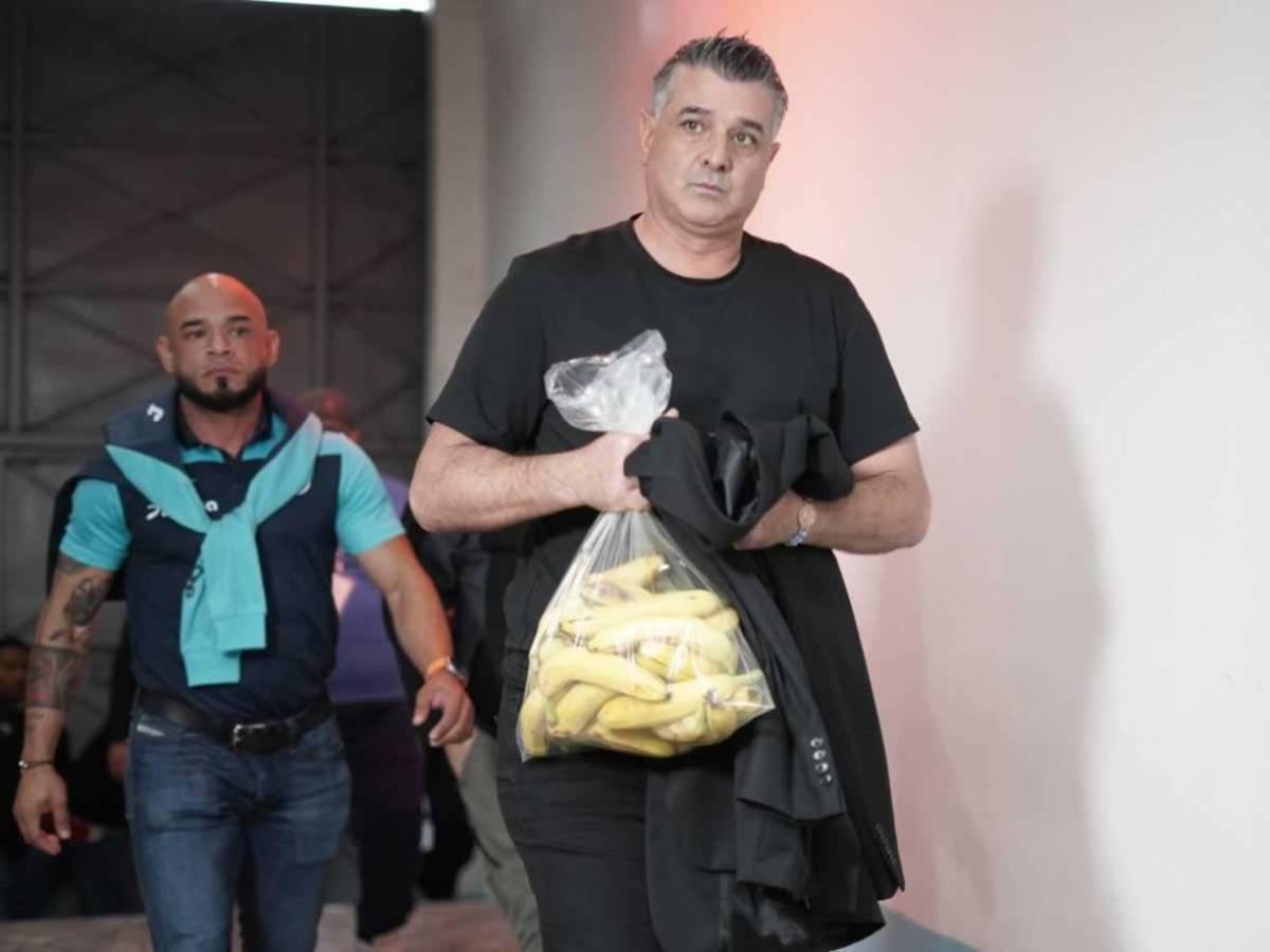La razón por la que Diego Vázquez cargaba una bolsa de bananos previo al Olimpia-Motagua