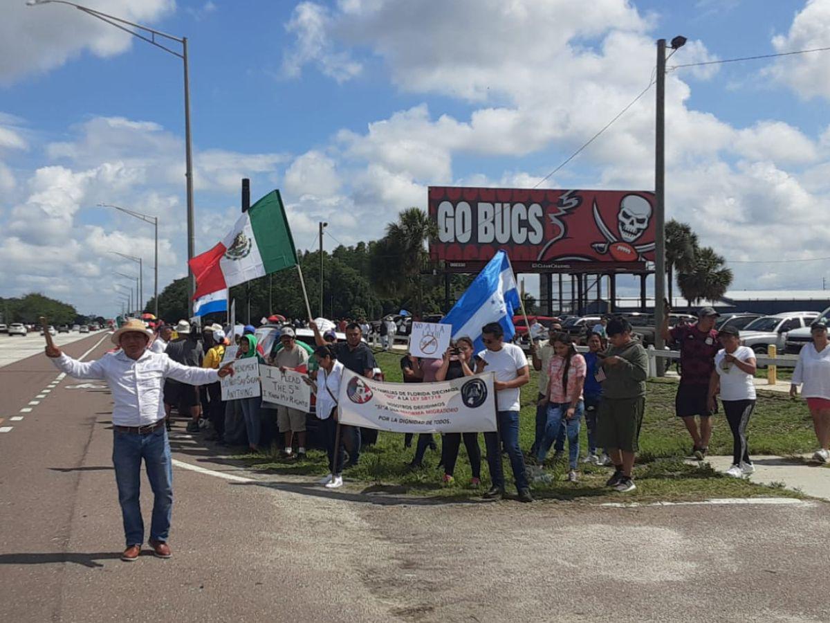 Los latinos se han plantado en las calles principales de Tampa en contra de la Ley SB1718.