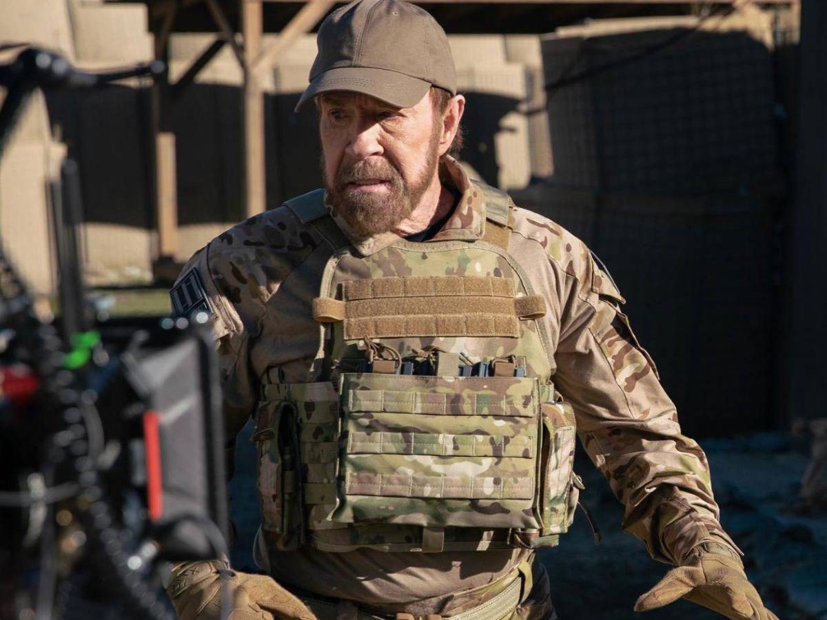 Chuck Norris, a sus 85 años, escala una montaña de 3,187 metros​​​​​​