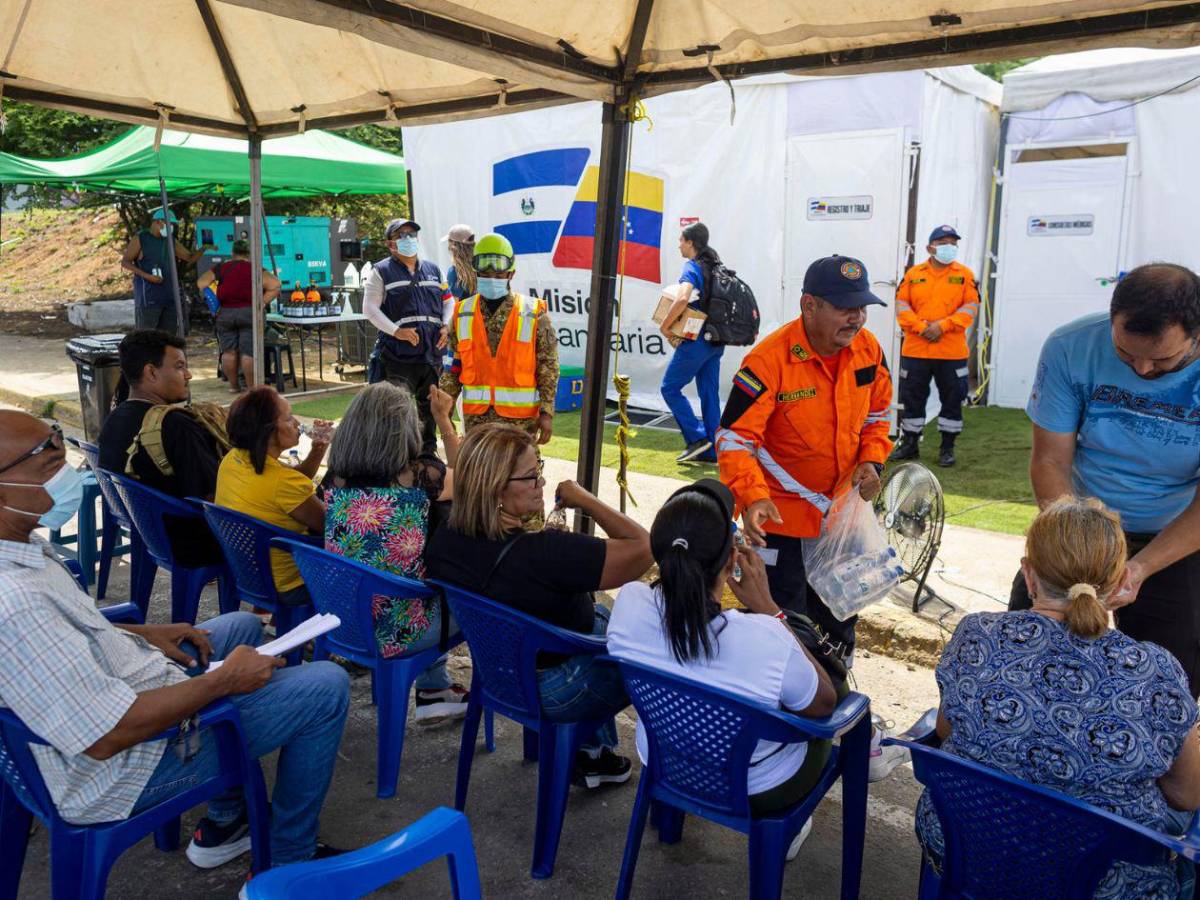 Polvo de los escombros enferma a familiares que buscaban víctimas del terremoto en Venezuela